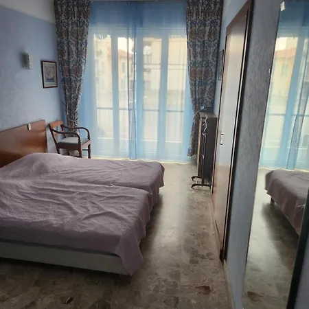 Big 140m2 5min Walk To Sea &promenade 3 Double Rooms,big Living 42m2, 3 Showers,9 Beds, Free Parking Apartament Nicea