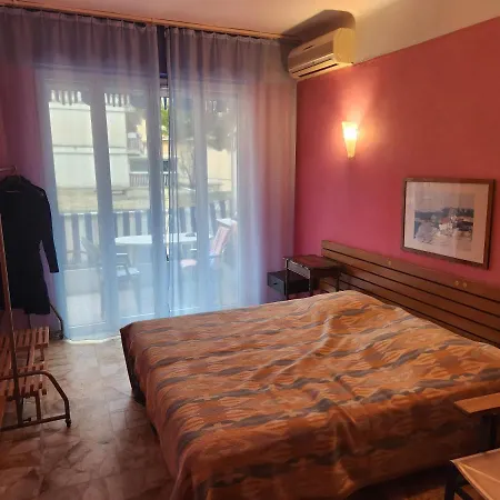Apartment Big 140m2 5min Walk To Sea &promenade 3 Double Rooms,big Living 42m2, 3 Showers,9 Beds, Free Parking