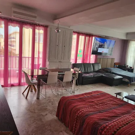 Daire Big 140m2 5min Walk To Sea &promenade 3 Double Rooms,big Living 42m2, 3 Showers,9 Beds, Free Parking