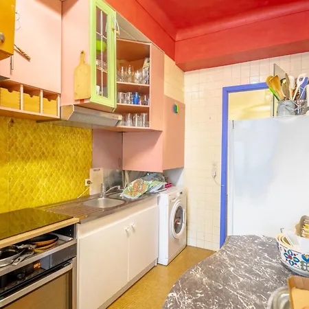 Daire Big 140m2 5min Walk To Sea &promenade 3 Double Rooms,big Living 42m2, 3 Showers,9 Beds, Free Parking