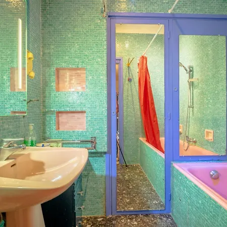 Daire Big 140m2 5min Walk To Sea &promenade 3 Double Rooms,big Living 42m2, 3 Showers,9 Beds, Free Parking *