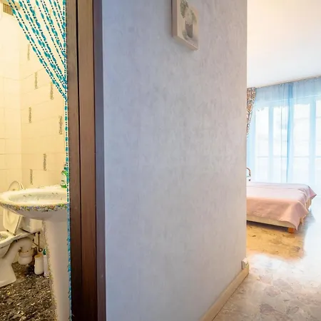 Daire Big 140m2 5min Walk To Sea &promenade 3 Double Rooms,big Living 42m2, 3 Showers,9 Beds, Free Parking Nice