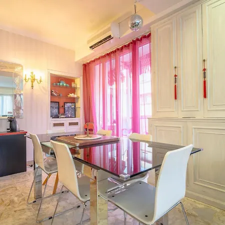 Daire Big 140m2 5min Walk To Sea &promenade 3 Double Rooms,big Living 42m2, 3 Showers,9 Beds, Free Parking *