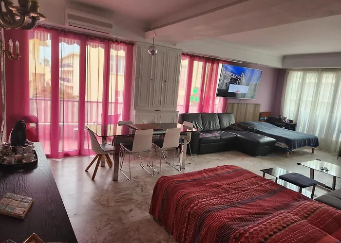 Appartement Big 140m2 5min Walk To Sea &promenade 3 Double Rooms,big Living 42m2, 3 Showers,9 Beds, Free Parking