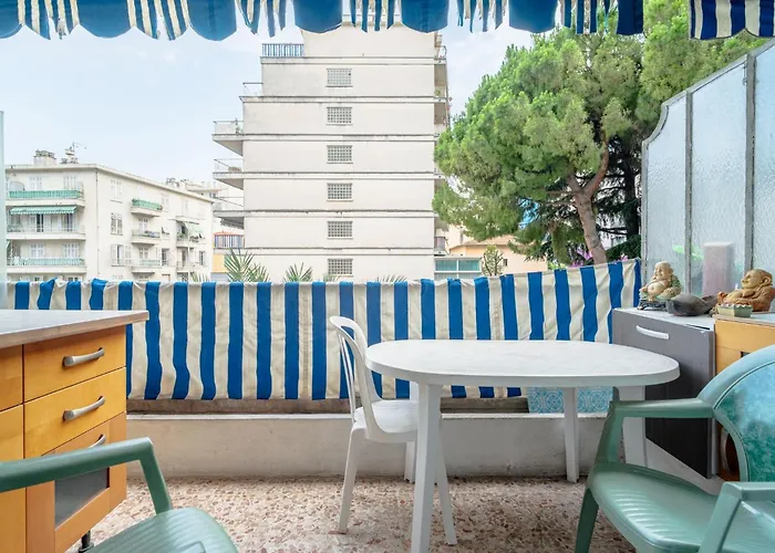 Big 140m2 5min Walk To Sea &promenade 3 Double Rooms,big Living 42m2, 3 Showers,9 Beds, Free Parking * Nice