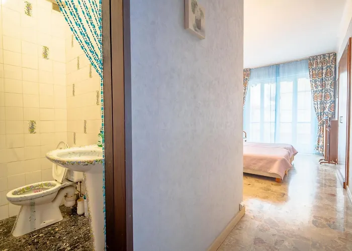 Appartement Big 140m2 5min Walk To Sea &promenade 3 Double Rooms,big Living 42m2, 3 Showers,9 Beds, Free Parking Nice