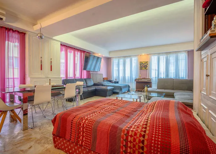 Big 140m2 5min Walk To Sea &promenade 3 Double Rooms,big Living 42m2, 3 Showers,9 Beds, Free Parking *