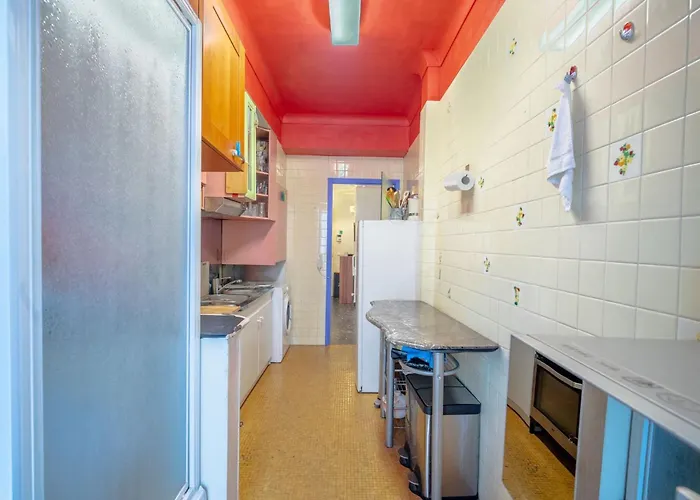 Big 140m2 5min Walk To Sea &promenade 3 Double Rooms,big Living 42m2, 3 Showers,9 Beds, Free Parking * Nice