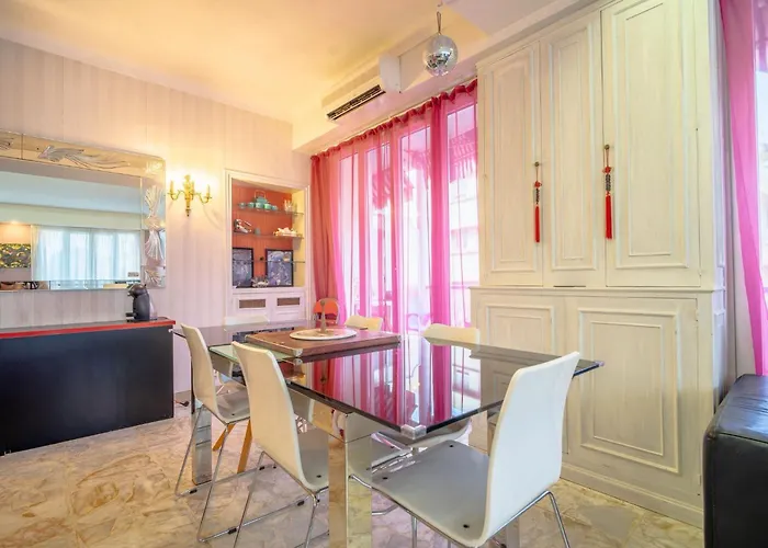 Appartement Big 140m2 5min Walk To Sea &promenade 3 Double Rooms,big Living 42m2, 3 Showers,9 Beds, Free Parking *