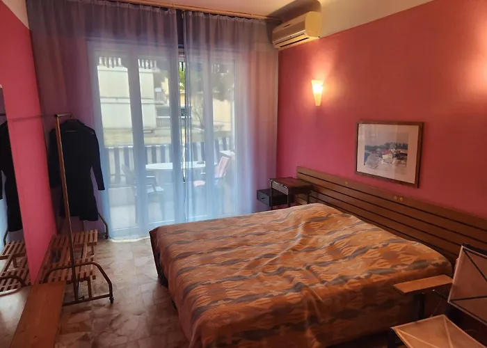 Big 140m2 5min Walk To Sea &promenade 3 Double Rooms,big Living 42m2, 3 Showers,9 Beds, Free Parking Appartement Nice
